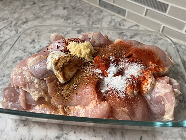Куриные бедра посыпанные специями для шаурмы.